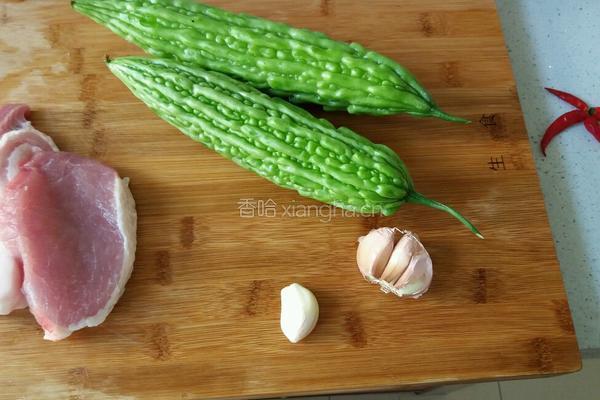 家常苦瓜炒肉的做法图解1