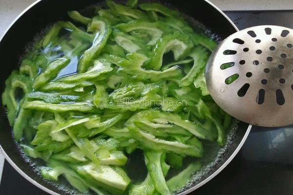 家常苦瓜炒肉的做法图解4