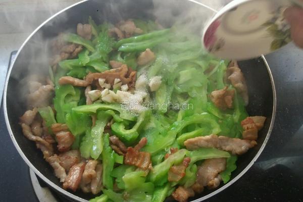 家常苦瓜炒肉的做法图解12