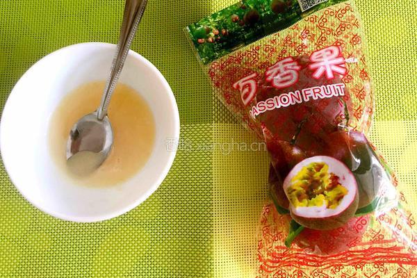 百香果蜂蜜汁的做法图解1