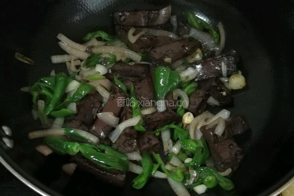 青椒洋葱红豆腐的做法图解3