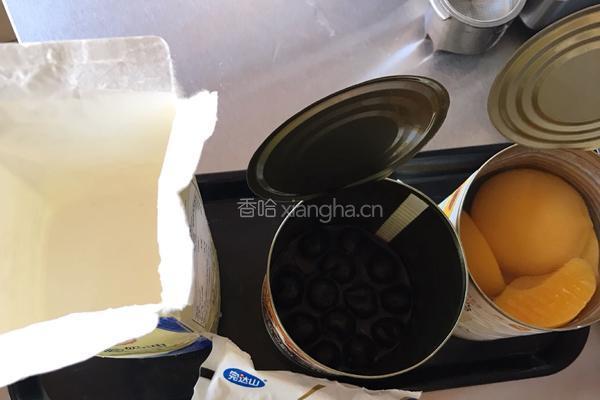 奶香水果酸奶杯的做法图解1