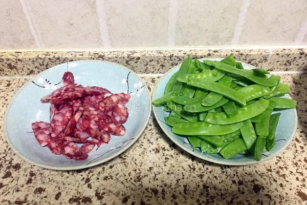 荷兰豆炒腊肠的做法图解1