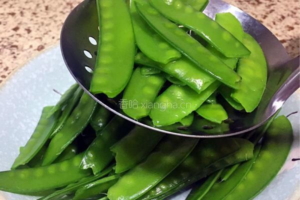 荷兰豆炒腊肠的做法图解3