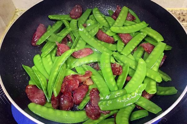 荷兰豆炒腊肠的做法图解5