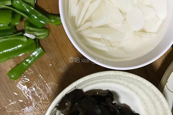 青椒木耳山药的做法图解2