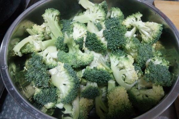腊肉西蓝花的做法图解1