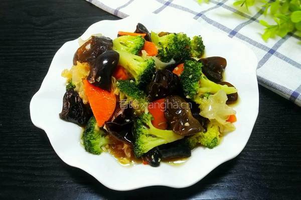 炝拌西兰花黑木耳的做法图解5
