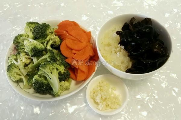 炝拌西兰花黑木耳的做法图解1