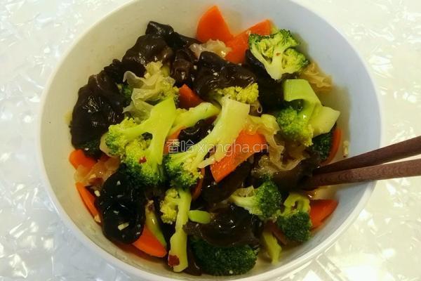 炝拌西兰花黑木耳的做法图解4
