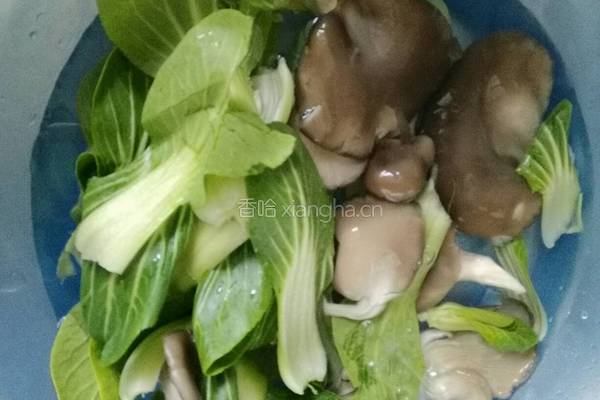 鲜蘑油菜小炒肉的做法图解1