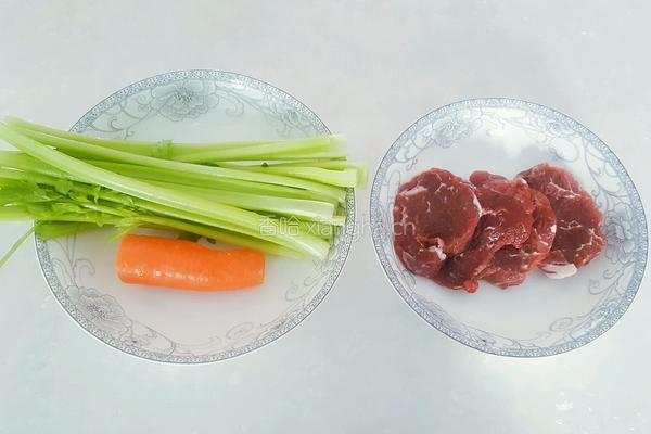 牛肉炒芹菜的做法图解1