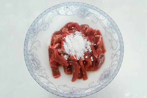 牛肉炒芹菜的做法图解2