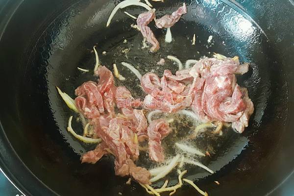 牛肉炒芹菜的做法图解5