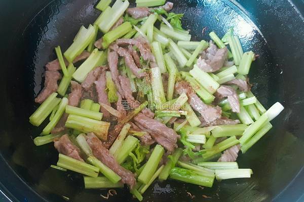 牛肉炒芹菜的做法图解7