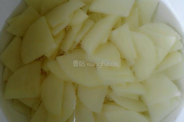青椒土豆片的做法图解1