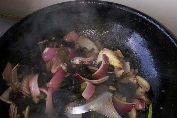 洋葱木耳粉条肉的做法图解4