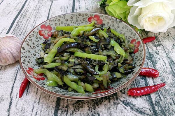 茄丝炒尖椒的做法图解7
