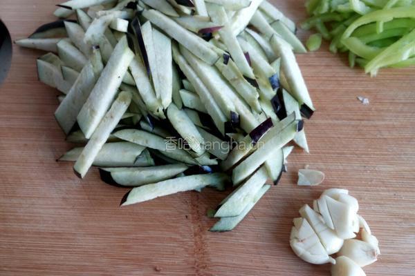 茄丝炒尖椒的做法图解3