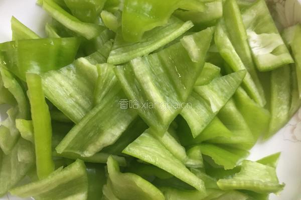 鸡翅炒虎椒的做法图解2