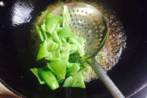 鸡翅炒虎椒的做法图解4