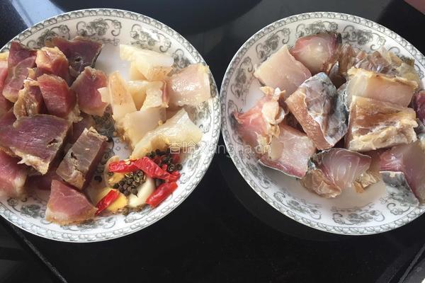 腊肉烧咸鱼的做法图解2