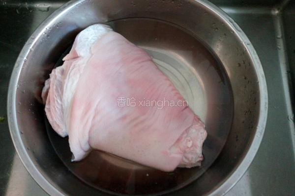 红枣焖猪肘的做法图解1