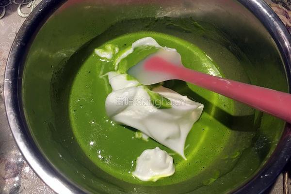 无油波菜草莓瑞士卷的做法图解6