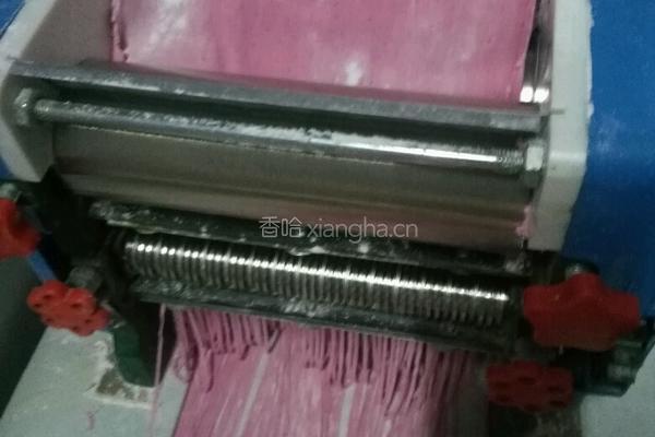 粉红色的面条的做法图解7