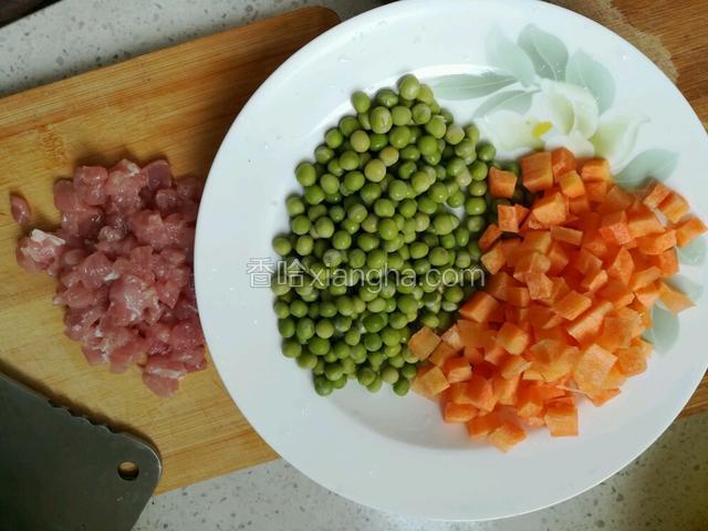 准备食材，肉和胡萝卜切丁，豌豆洗干净。