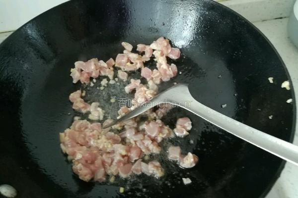 豌豆胡萝卜肉丁的做法图解7