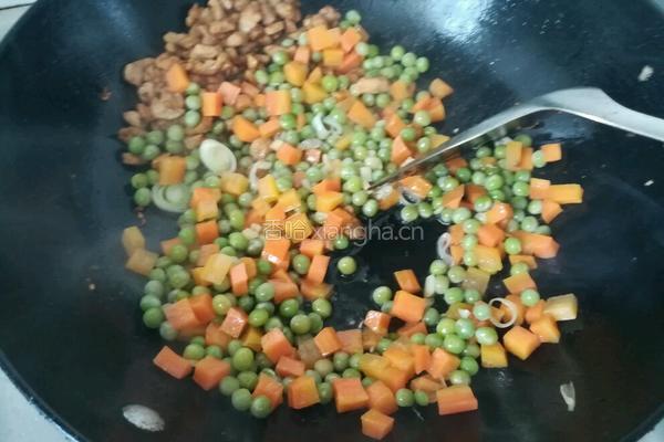 豌豆胡萝卜肉丁的做法图解10