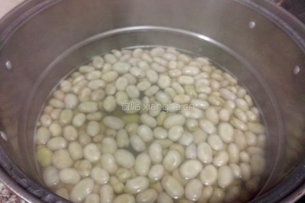 蒜苗回锅蚕豆的做法图解2