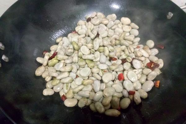 蒜苗回锅蚕豆的做法图解6