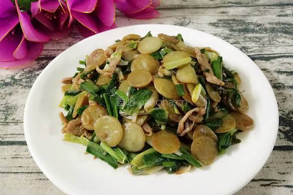 青蒜肉丝炒绿豆饼的做法图解1
