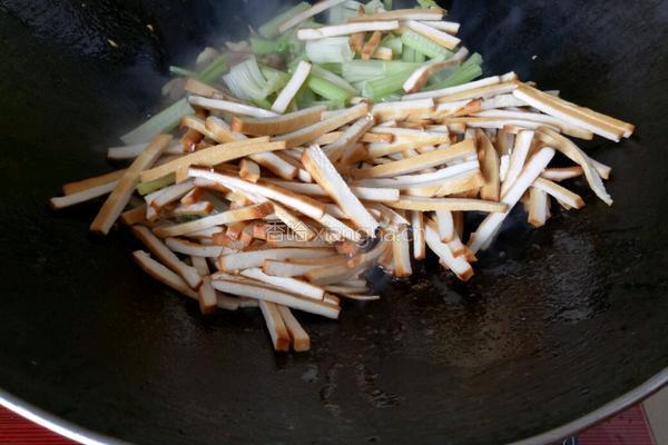 芹菜香干炒肉的做法图解6