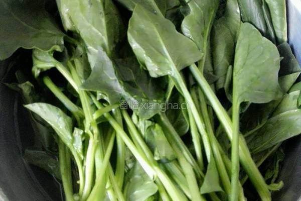 菠菜果仁（花生米）的做法图解1