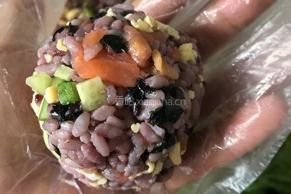 烟熏三文鱼饭团——办公室午餐便当的做法图解4