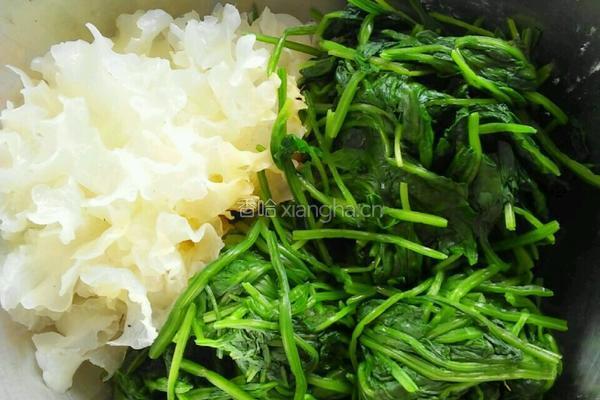 凉拌银耳菠菜的做法图解4