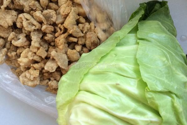 卷心菜炒油渣的做法图解1