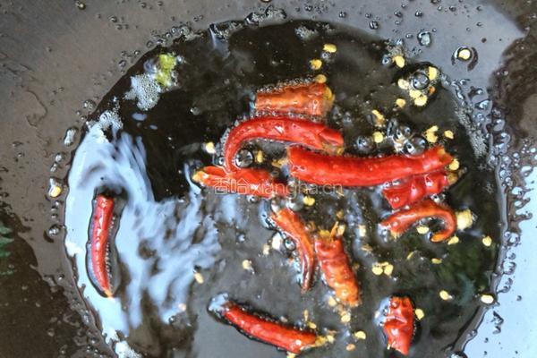 卷心菜炒油渣的做法图解3
