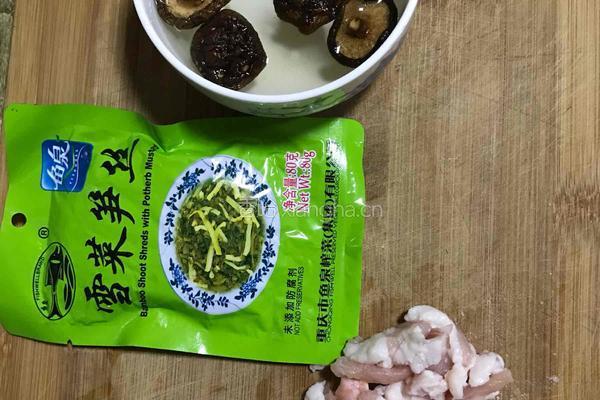 雪菜香菇肉丝面的做法图解1