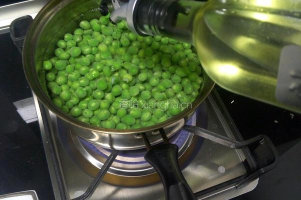 青豌豆炒火腿肠的做法图解2