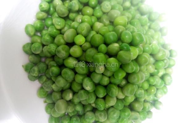 青豌豆炒火腿肠的做法图解3