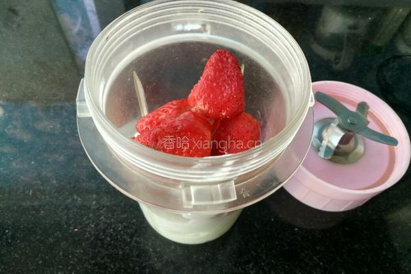 酸奶版草莓奶昔的做法图解2