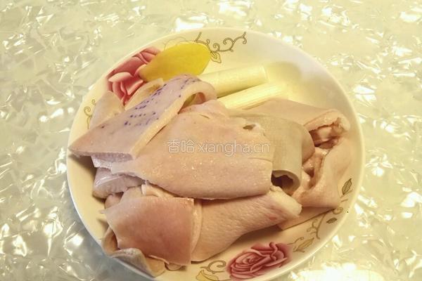 肉皮冻的做法图解1