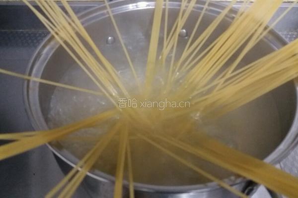 番茄肉酱意面配香蒜煎烟熏火腿的做法图解15