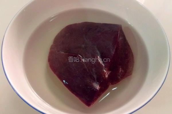 泡椒炒猪肝的做法图解1
