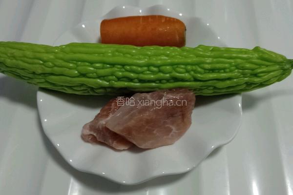 苦瓜炒肉的做法图解1