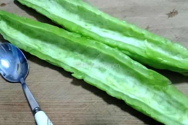 苦瓜炒鸡蛋的做法图解2